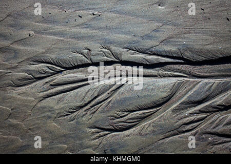 Attrazioni lungo la spiaggia in una baia isolata, Isola del Sud, Nuova Zelanda: modelli nella sabbia. Foto Stock