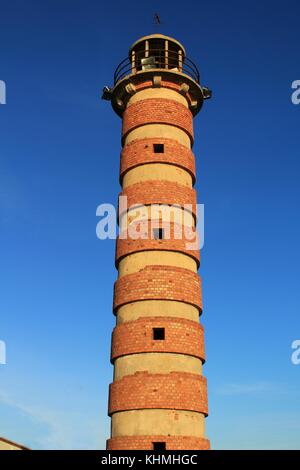 Faro al tramonto sotto il cielo blu a Lisbona Foto Stock