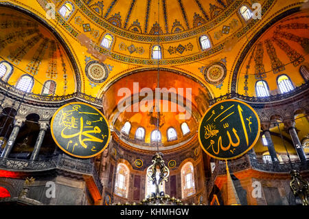 Istanbul, Turchia - 13 agosto 2015: Hagia Sophia (chiamato anche Hagia Sofia o ayasofya) architettura di interni, famoso bizantina landmark. Foto Stock