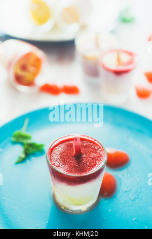 Frutta estate popsicles oltre un legno bianco sfondo arrugginito,con erbe di menta e il cuore congelato fatta con cocomero limonata. Foto Stock