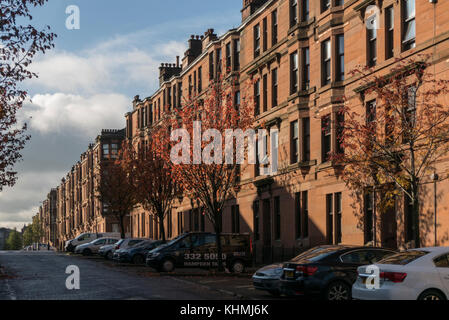 Una fila di tradizionali Glasgow tenements nel tardo autunno la luce solare, Glasgow, Scotland, Regno Unito. Foto Stock