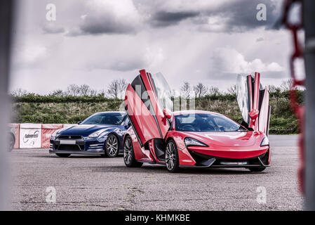 Mclaren 650s v Nissan GTR R35 Foto Stock