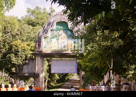 Fila di monaci Buddhisti statue nel tempio della Cambogia Siem Reap Foto Stock