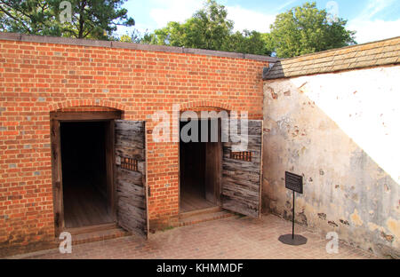 Costruito nei primi anni del XVIII secolo, il Carcere Pubblico è servita come prigione primaria durante gli inizi della storia di Colonial Williamsburg, Virginia Foto Stock