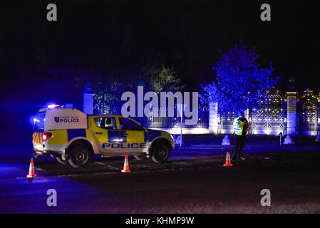 Waddesdon, UK. 17 Nov, 2017. Cordone di polizia fuori l'ingresso Waddesdon Manor. I servizi di emergenza stanno frequentando la scena di una collisione in volo tra un aeromobile e un elicottero con il crash site ha riferito di essere sulla station wagon, nei pressi del villaggio di Waddesdon nel Buckinghamshire. Credito: Stephen Chung/Alamy Live News Foto Stock