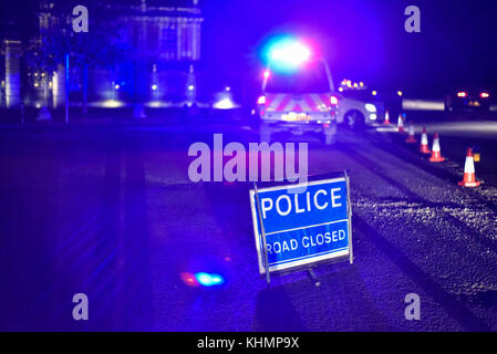 Waddesdon, UK. 17 Nov, 2017. Cordone di polizia fuori l'ingresso Waddesdon Manor. I servizi di emergenza stanno frequentando la scena di una collisione in volo tra un aeromobile e un elicottero con il crash site ha riferito di essere sulla station wagon, nei pressi del villaggio di Waddesdon nel Buckinghamshire. Credito: Stephen Chung/Alamy Live News Foto Stock