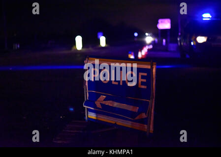 Waddesdon, UK. 17 Nov, 2017. Cordone di polizia fuori l'ingresso Waddesdon Manor. I servizi di emergenza stanno frequentando la scena di una collisione in volo tra un aeromobile e un elicottero con il crash site ha riferito di essere sulla station wagon, nei pressi del villaggio di Waddesdon nel Buckinghamshire. Credito: Stephen Chung/Alamy Live News Foto Stock