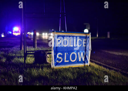 Waddesdon, UK. 17 Nov, 2017. Cordone di polizia fuori l'ingresso Waddesdon Manor. I servizi di emergenza stanno frequentando la scena di una collisione in volo tra un aeromobile e un elicottero con il crash site ha riferito di essere sulla station wagon, nei pressi del villaggio di Waddesdon nel Buckinghamshire. Credito: Stephen Chung/Alamy Live News Foto Stock