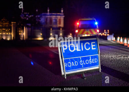 Waddesdon, UK. 17 Nov, 2017. Cordone di polizia fuori l'ingresso Waddesdon Manor. I servizi di emergenza stanno frequentando la scena di una collisione in volo tra un aeromobile e un elicottero con il crash site ha riferito di essere sulla station wagon, nei pressi del villaggio di Waddesdon nel Buckinghamshire. Credito: Stephen Chung/Alamy Live News Foto Stock