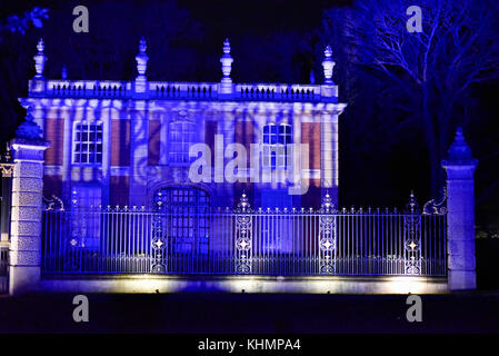 Waddesdon, UK. 17 Nov, 2017. Cordone di polizia fuori l'ingresso Waddesdon Manor. I servizi di emergenza stanno frequentando la scena di una collisione in volo tra un aeromobile e un elicottero con il crash site ha riferito di essere sulla station wagon, nei pressi del villaggio di Waddesdon nel Buckinghamshire. Credito: Stephen Chung/Alamy Live News Foto Stock