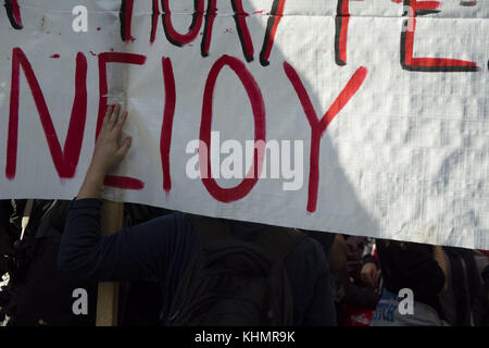 Atene, Grecia. 17 novembre 2017. I sinistra marciano gridando slogan contro la repressione statale e commemorano la rivolta del Politecnico di Atene del 1973. Più di 30.000 persone scesero in strada in occasione del 44° anniversario della rivolta del Politecnico di Atene contro la giunta militare dei colonnelli che durò dal 1967 al 1974. Crediti: Nikolas Georgiou/ZUMA Wire/Alamy Live News Foto Stock