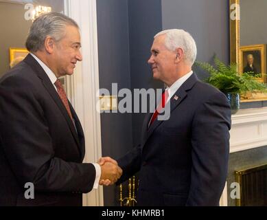 Washington DC, Stati Uniti. 17 novembre 2017. Il Vicepresidente degli Stati Uniti Mike Pence saluta il Vicepresidente colombiano Oscar Naranjo, a sinistra, alla Casa Bianca il 17 novembre 2017 a Washington, DC Credit: Planetpix/Alamy Live News Foto Stock