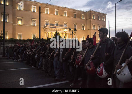 Atene, Grecia. 17 novembre 2017. I sinistra marciano gridando slogan contro la repressione statale e commemorano la rivolta del Politecnico di Atene del 1973. Più di 30.000 persone scesero in strada in occasione del 44° anniversario della rivolta del Politecnico di Atene contro la giunta militare dei colonnelli che durò dal 1967 al 1974. Crediti: Nikolas Georgiou/ZUMA Wire/Alamy Live News Foto Stock