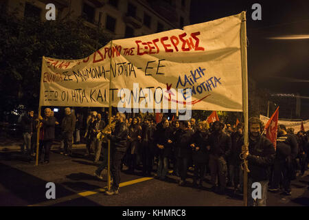 Atene, Grecia. 17 novembre 2017. I sinistra marciano gridando slogan contro la repressione statale e commemorano la rivolta del Politecnico di Atene del 1973. Più di 30.000 persone scesero in strada in occasione del 44° anniversario della rivolta del Politecnico di Atene contro la giunta militare dei colonnelli che durò dal 1967 al 1974. Crediti: Nikolas Georgiou/ZUMA Wire/Alamy Live News Foto Stock