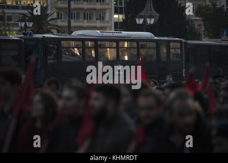 Atene, Grecia. 17 novembre 2017. I sinistra marciano gridando slogan contro la repressione statale e commemorano la rivolta del Politecnico di Atene del 1973. Più di 30.000 persone scesero in strada in occasione del 44° anniversario della rivolta del Politecnico di Atene contro la giunta militare dei colonnelli che durò dal 1967 al 1974. Crediti: Nikolas Georgiou/ZUMA Wire/Alamy Live News Foto Stock