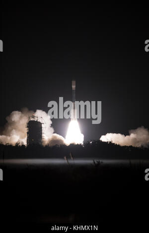 Lompoc, Stati Uniti. Xviii nov, 2017. Il regno alleanza di lancio razzo delta II che porta il giunto polare sistema satellitare-1 payload solleva dalla base aerea di Vandenberg space launch complex 2 Novembre 18, 2017 in lompoc, California. dopo il back-to-back ritardi la navicella spaziale ha definitivamente lanciato la mattina presto in un sollevamento verticale impeccabile. Credito: planetpix/alamy live news Foto Stock
