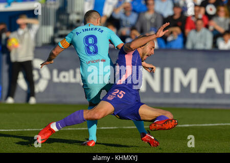 Leganes, Spagna. Xviii Nov, 2017. Amrabat, Iniesta durante il match tra CD Leganes vs FC Barcellona, settimana 12 di La Liga a Butarque stadium, Leganes, Madrid, Spagna - 18 novembre del 2017. Credito: Gtres Información más Comuniación on line, S.L./Alamy Live News Foto Stock