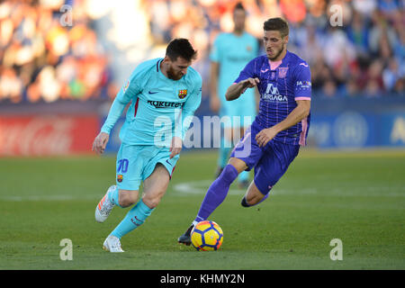 Leganes, Spagna. Xviii Nov, 2017. Leo Messi, Ruben Perez durante il match tra CD Leganes vs FC Barcellona, settimana 12 di La Liga a Butarque stadium, Leganes, Madrid, Spagna - 18 novembre del 2017. Credito: Gtres Información más Comuniación on line, S.L./Alamy Live News Foto Stock