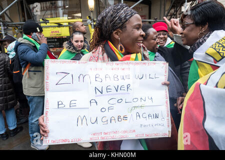 Londra, Londra, Regno Unito. 18 novembre 2017. Centinaia di persone si riuniscono fuori dall'ambasciata dello Zimbabwe a Londra per protestare contro Robert Mugabe Credit: ZUMA Press, Inc./Alamy Live News Foto Stock