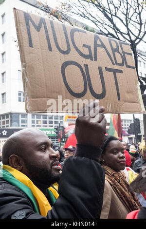 Londra, Londra, Regno Unito. 18 novembre 2017. Centinaia di persone si riuniscono fuori dall'ambasciata dello Zimbabwe a Londra per protestare contro Robert Mugabe Credit: ZUMA Press, Inc./Alamy Live News Foto Stock