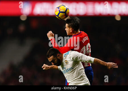 Lucas Hernandez Pi (19) Atletico de Madrid il giocatore. Daniel Carvajal Ramos (2) del Real Madrid in player. La Liga tra Atlético de Madrid vs Real Madrid a Wanda Metropolitano stadium a Madrid, Spagna, 18 novembre 2017 . Credito: Gtres Información más Comuniación on line, S.L./Alamy Live News Foto Stock