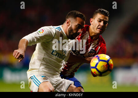 Lucas Hernandez Pi (19) Atletico de Madrid il giocatore. Daniel Carvajal Ramos (2) del Real Madrid in player. La Liga tra Atlético de Madrid vs Real Madrid a Wanda Metropolitano stadium a Madrid, Spagna, 18 novembre 2017 . Credito: Gtres Información más Comuniación on line, S.L./Alamy Live News Foto Stock