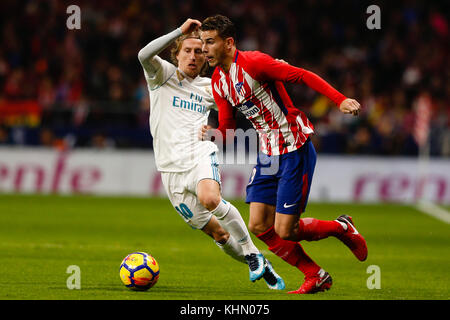 Lucas Hernandez Pi (19) Atletico de Madrid il giocatore. Luka Modric (10) del Real Madrid in player. La Liga tra Atlético de Madrid vs Real Madrid a Wanda Metropolitano stadium a Madrid, Spagna, 18 novembre 2017 . Credito: Gtres Información más Comuniación on line, S.L./Alamy Live News Foto Stock