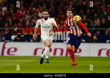 Lucas Hernandez Pi (19) Atletico de Madrid il giocatore. Daniel Carvajal Ramos (2) del Real Madrid in player. La Liga tra Atlético de Madrid vs Real Madrid a Wanda Metropolitano stadium a Madrid, Spagna, 18 novembre 2017 . Credito: Gtres Información más Comuniación on line, S.L./Alamy Live News Foto Stock