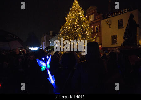 Windsor, Regno Unito. Xviii nov, 2017. Le luci di Natale sono accesi in una piovosa windsor. Il clou del display è una serie di sporgenze sulla torre giarrettiera al castello di Windsor con vetrate e immagini architettoniche da alla cappella di san Giorgio e motivi da alcuni dei libri entro la cappella la biblioteca e gli archivi. Credito: mark kerrison/alamy live news Foto Stock