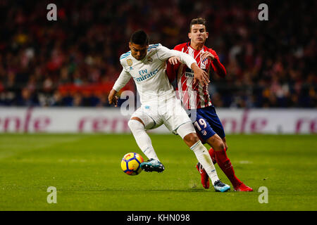 Carlos Enrique Casemiro (14) del Real Madrid in player. Lucas Hernandez Pi (19) Atletico de Madrid il giocatore. La Liga tra Atlético de Madrid vs Real Madrid a Wanda Metropolitano stadium a Madrid, Spagna, 18 novembre 2017 . Credito: Gtres Información más Comuniación on line, S.L./Alamy Live News Foto Stock