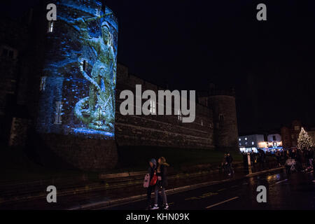 Windsor, Regno Unito. Xviii nov, 2017. Le luci di Natale sono accesi in una piovosa windsor. Il clou del display è una serie di sporgenze sulla torre giarrettiera al castello di Windsor con vetrate e immagini architettoniche da alla cappella di san Giorgio e motivi da alcuni dei libri entro la cappella la biblioteca e gli archivi. Credito: mark kerrison/alamy live news Foto Stock