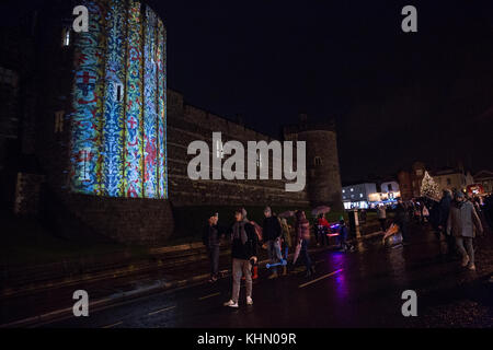 Windsor, Regno Unito. Xviii nov, 2017. Le luci di Natale sono accesi in una piovosa windsor. Il clou del display è una serie di sporgenze sulla torre giarrettiera al castello di Windsor con vetrate e immagini architettoniche da alla cappella di san Giorgio e motivi da alcuni dei libri entro la cappella la biblioteca e gli archivi. Credito: mark kerrison/alamy live news Foto Stock