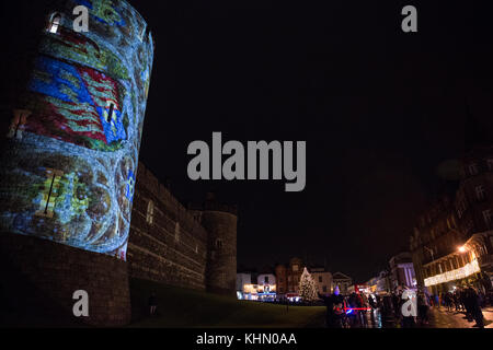 Windsor, Regno Unito. Xviii nov, 2017. Le luci di Natale sono accesi in una piovosa windsor. Il clou del display è una serie di sporgenze sulla torre giarrettiera al castello di Windsor con vetrate e immagini architettoniche da alla cappella di san Giorgio e motivi da alcuni dei libri entro la cappella la biblioteca e gli archivi. Credito: mark kerrison/alamy live news Foto Stock