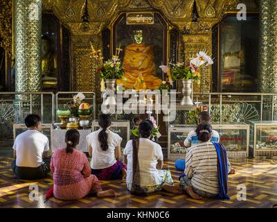 Yangon, Myanmar. Xviii nov, 2017. persone che pregano a sule pagoda nel centro di Yangon. Credito: jack kurtz/zuma filo/alamy live news Foto Stock