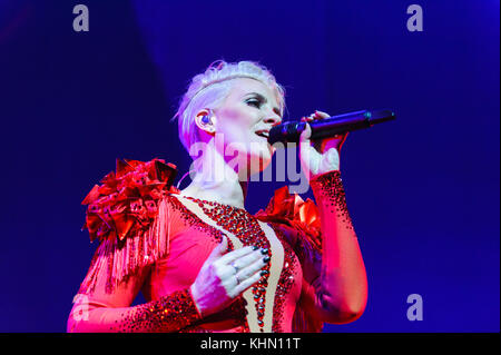 Liverpool, Regno Unito. Xviii Nov, 2017. 90s pop band, passaggi, eseguire durante il proprio ventesimo anniversario REGNO UNITO 'Party sul dancefloor' tour, a Liverpool Echo Arena. Nella foto è Claire Richards. Credito: Paolo Warburton/Alamy Live News Foto Stock