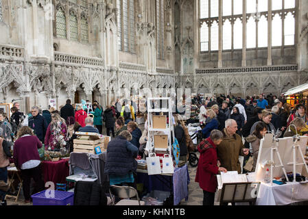 Ely Cathedral, Ely, Regno Unito. 18 novembre 2017. Persone che partecipano alla fiera di cibo e regalo di Natale della Cattedrale di Ely, un popolare mercatino di Natale con diverse bancarelle allestite nell'iconica cattedrale. Crediti: Nicola Ferrari/Alamy Live News Foto Stock