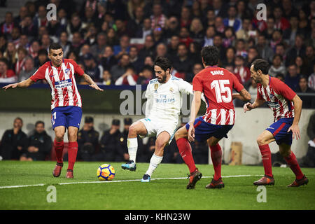 Madrid, Spagna. Xviii Nov, 2017. Isco (centrocampista; Real Madrid), Kevin Gameiro (avanti; Atletico Madrid) in azione durante la Liga match tra Atletico de Madrid e Real Madrid a Wanda Metropolitano il 18 novembre 2017 a Madrid Credit: Jack Abuin/ZUMA filo/Alamy Live News Foto Stock