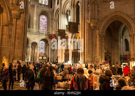 Ely Cathedral, Ely, Regno Unito. 18 novembre 2017. Persone che partecipano alla fiera di cibo e regalo di Natale della Cattedrale di Ely, un popolare mercatino di Natale con diverse bancarelle allestite nell'iconica cattedrale. Crediti: Nicola Ferrari/Alamy Live News Foto Stock