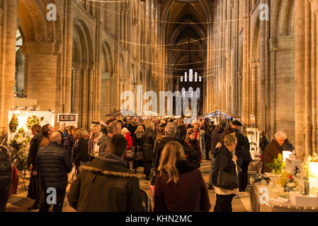 Cattedrale di Ely, ely, Regno Unito. Xviii nov, 2017. persone che frequentano la Cattedrale di Ely regalo di Natale & Food Fair, un famoso mercato di natale con diversi stand allestiti nella mitica cattedrale. Credito: nicola ferrari/alamy live news Foto Stock