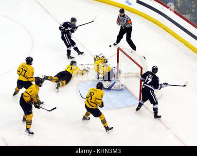 Hamden, nel Connecticut, Stati Uniti d'America. Xviii Nov, 2017. Novembre 18, 2017 - Hamden, nel Connecticut - Yale #28 RYAN HITCHCOCK germogli su la maggior parte della linea di Quinnipiac, compresi goaltender #35 ANDREW SHORTRIDGE, #12 THOMAS ALDWORTH, #27 KEVIN MCKERNAN, #2 KARLIS CUKSTE e #18 NICK JERMAIN durante il terzo periodo del16th eroi annuale Hat gioco in onore di coloro che hanno rischiato o perso la vita in attentati terroristici sul Sett. 11, 2001. La Yale #17 è KEVIN OÃ¢â'¬â"¢NEIL. Quinnipiac vinto 3-0. Credito: Stan Godlewski/ZUMA filo/Alamy Live News Foto Stock