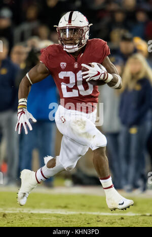 Stanford, in California, Stati Uniti d'America. Xviii Nov, 2017. Stanford Cardinale running back Bryce Amore (20) realizzando il suo terzo trimestre di touchdown, durante una NCAA Football gioco tra la California Golden Bears e Stanford Cardinale presso la Stanford Stadium a Stanford in California. Valerie Shoaps/CSM/Alamy Live News Foto Stock