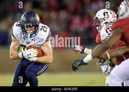 Stanford, in California, Stati Uniti d'America. Xviii Nov, 2017. California Golden Bears running back Patrick Laird (28) sfide Stanford difesa, durante una NCAA Football gioco tra la California Golden Bears e Stanford Cardinale presso la Stanford Stadium a Stanford in California. Valerie Shoaps/CSM/Alamy Live News Foto Stock