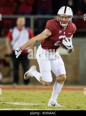 Stanford, in California, Stati Uniti d'America. Xviii Nov, 2017. Stanford Cardinale wide receiver Trenton Irwin (2), durante una NCAA Football gioco tra la California Golden Bears e Stanford Cardinale presso la Stanford Stadium a Stanford in California. Valerie Shoaps/CSM/Alamy Live News Foto Stock