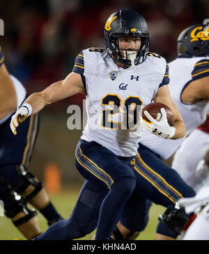 Stanford, in California, Stati Uniti d'America. Xviii Nov, 2017. California Golden Bears running back Patrick Laird (28), durante una NCAA Football gioco tra la California Golden Bears e Stanford Cardinale presso la Stanford Stadium a Stanford in California. Valerie Shoaps/CSM/Alamy Live News Foto Stock