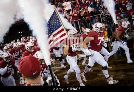 Stanford, in California, Stati Uniti d'America. Xviii Nov, 2017. Stanford Cardinale prende il campo prima di un NCAA Football gioco tra la California Golden Bears e Stanford Cardinale presso la Stanford Stadium a Stanford in California. Valerie Shoaps/CSM/Alamy Live News Foto Stock