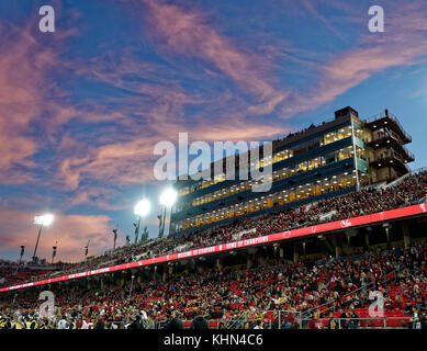 Stanford, in California, Stati Uniti d'America. Xviii Nov, 2017. Crepuscolo mette in Stanford su Stadium, durante una NCAA Football gioco tra la California Golden Bears e Stanford Cardinale presso la Stanford Stadium a Stanford in California. Valerie Shoaps/CSM/Alamy Live News Foto Stock