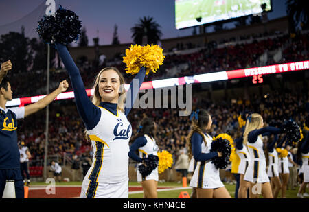 Stanford, in California, Stati Uniti d'America. Xviii Nov, 2017. Il Golden Bears cheerleaders pompa fino alla folla durante una NCAA Football gioco tra la California Golden Bears e Stanford Cardinale presso la Stanford Stadium a Stanford in California. Valerie Shoaps/CSM/Alamy Live News Foto Stock