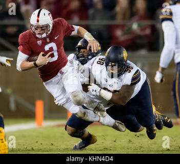 Stanford, in California, Stati Uniti d'America. Xviii Nov, 2017. Stanford Cardinale quarterback K.J. Costello (3) è saccheggiato durante un NCAA Football gioco tra la California Golden Bears e Stanford Cardinale presso la Stanford Stadium a Stanford in California. Valerie Shoaps/CSM/Alamy Live News Foto Stock