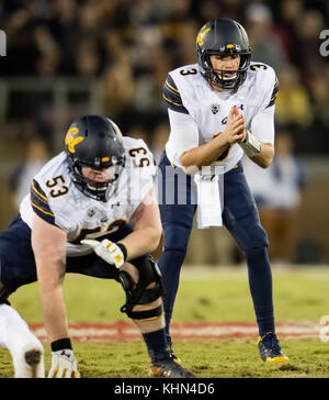 Stanford, in California, Stati Uniti d'America. Xviii Nov, 2017. California Golden Bears quarterback Ross Bowers (3), si prepara per una escursione, durante una NCAA Football gioco tra la California Golden Bears e Stanford Cardinale presso la Stanford Stadium a Stanford in California. Valerie Shoaps/CSM/Alamy Live News Foto Stock