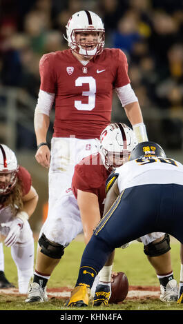 Stanford, in California, Stati Uniti d'America. Xviii Nov, 2017. Stanford Cardinale quarterback K.J. Costello (3) chiama un allarme udibile, durante una NCAA Football gioco tra la California Golden Bears e Stanford Cardinale presso la Stanford Stadium a Stanford in California. Valerie Shoaps/CSM/Alamy Live News Foto Stock